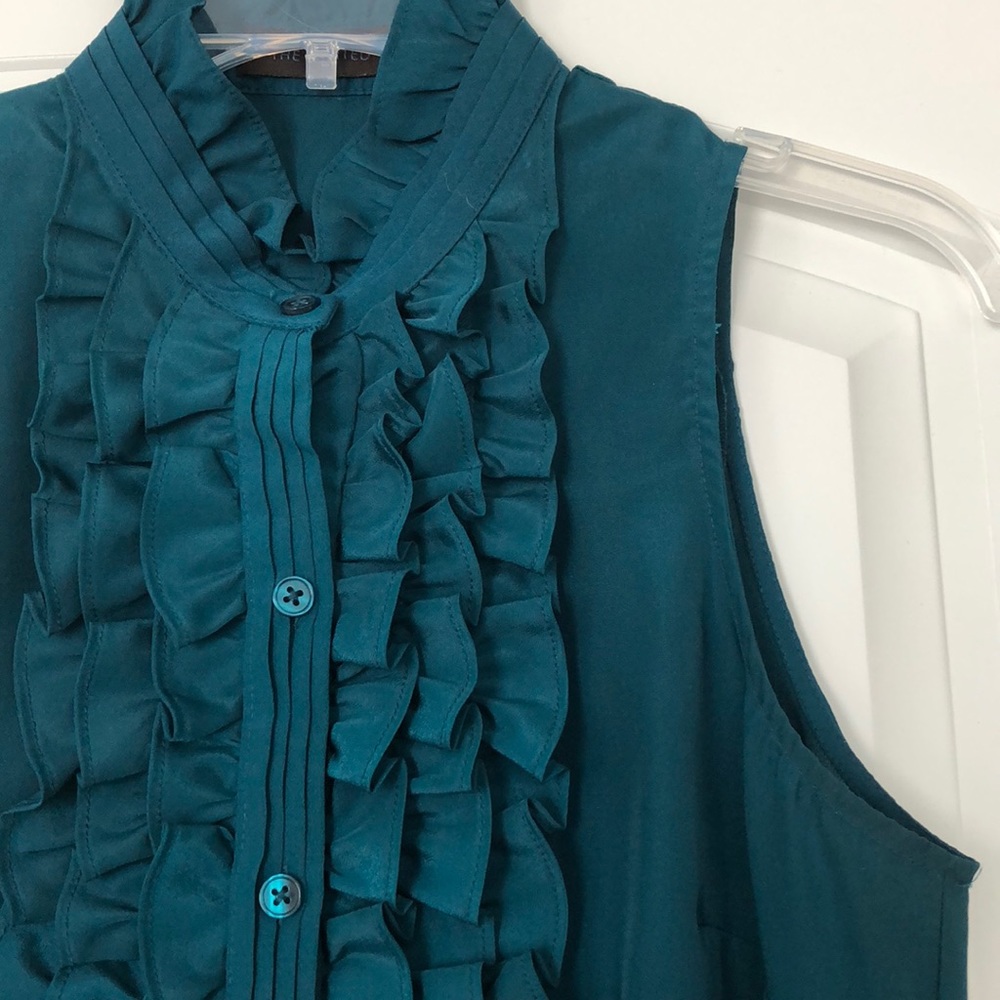 Pretty sleeveless button-up blouse w/ ruffles